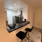 Au Pied Du Vieux-mans Apartment *