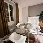 Au Pied Du Vieux-mans Apartment