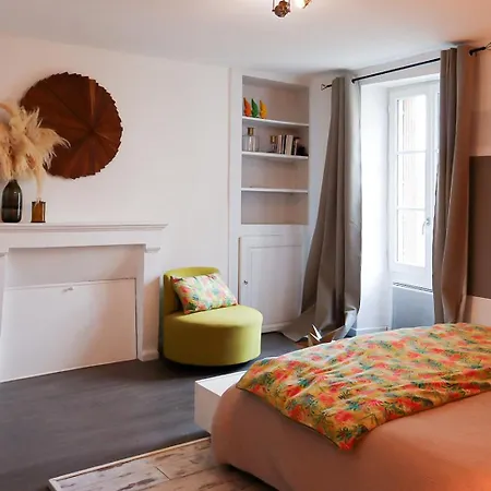 Au Pied Du Vieux-mans Apartament *