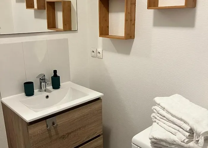 Au Pied Du Vieux-mans