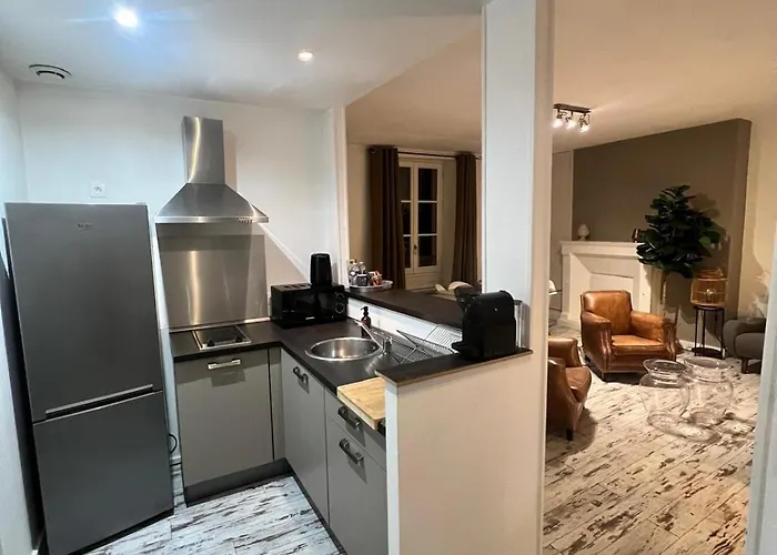 Au Pied Du Vieux-mans