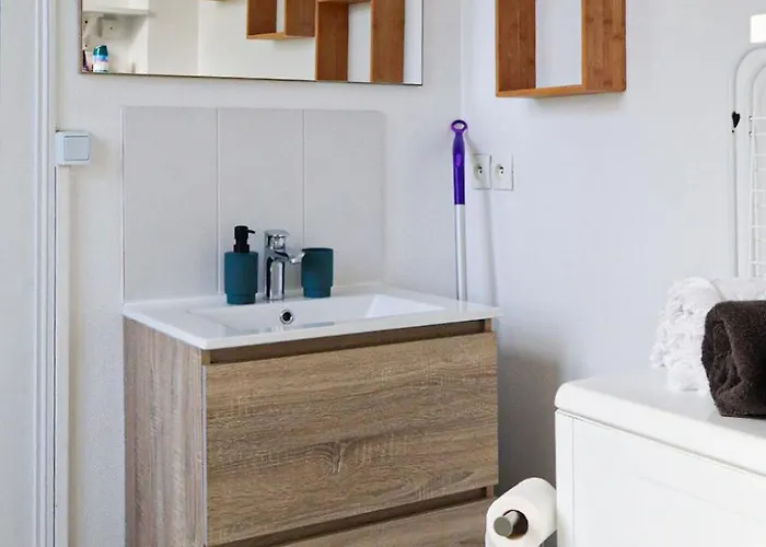 Au Pied Du Vieux-mans Le Mans